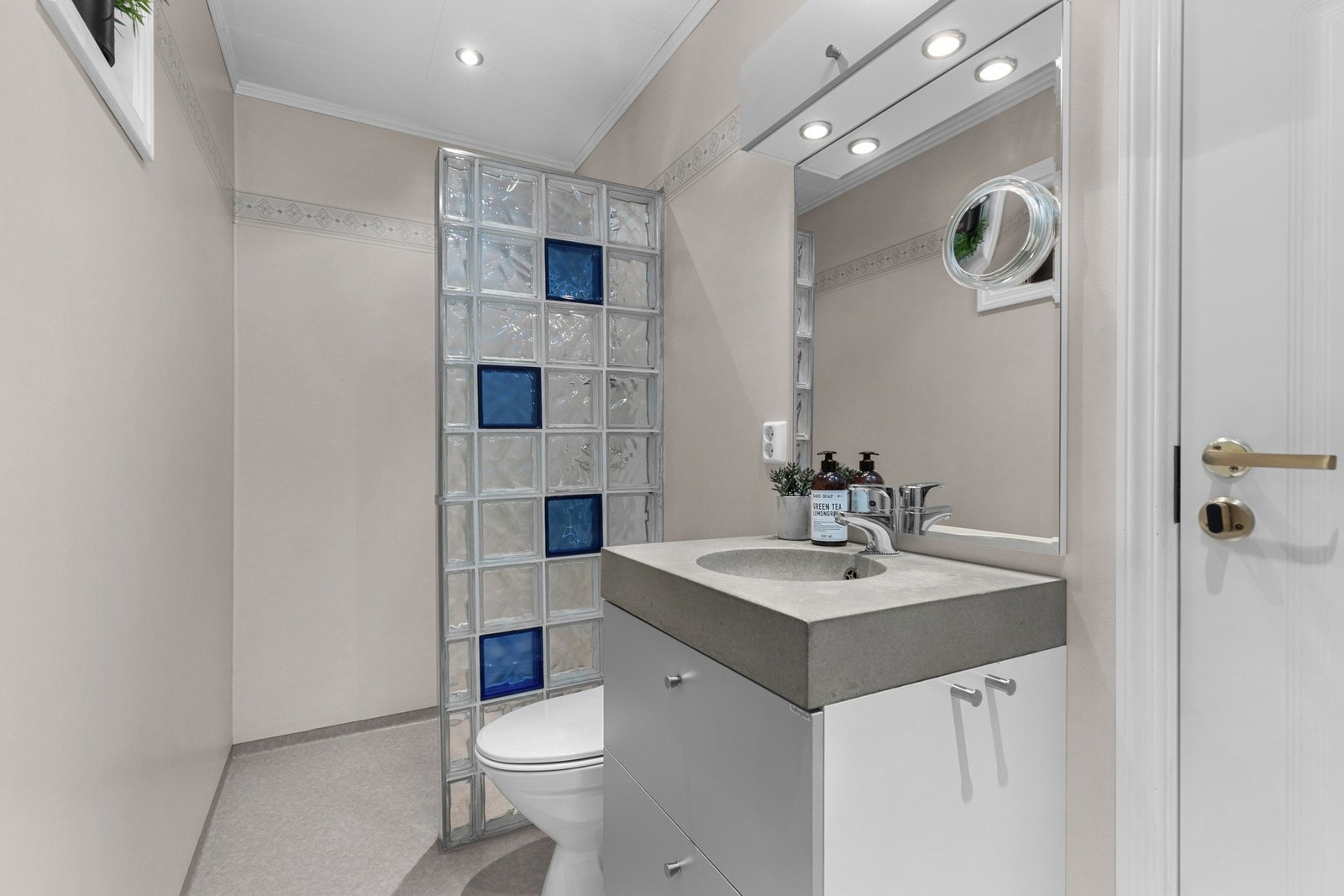 Det andre badet er utstyrt med servantskap, toalett og dusjnisje med skillevegg av glassbyggerstein. Galleribilde