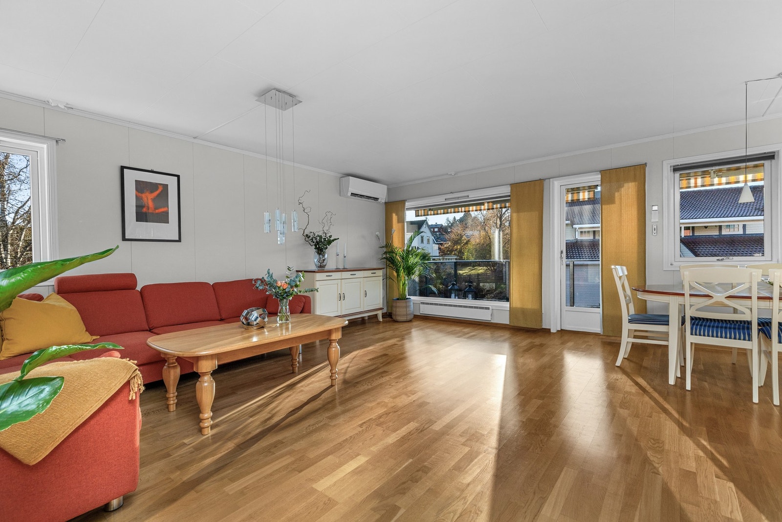 Stor stue med utgang til ny og utvidet veranda med flotte solforhold. Galleribilde