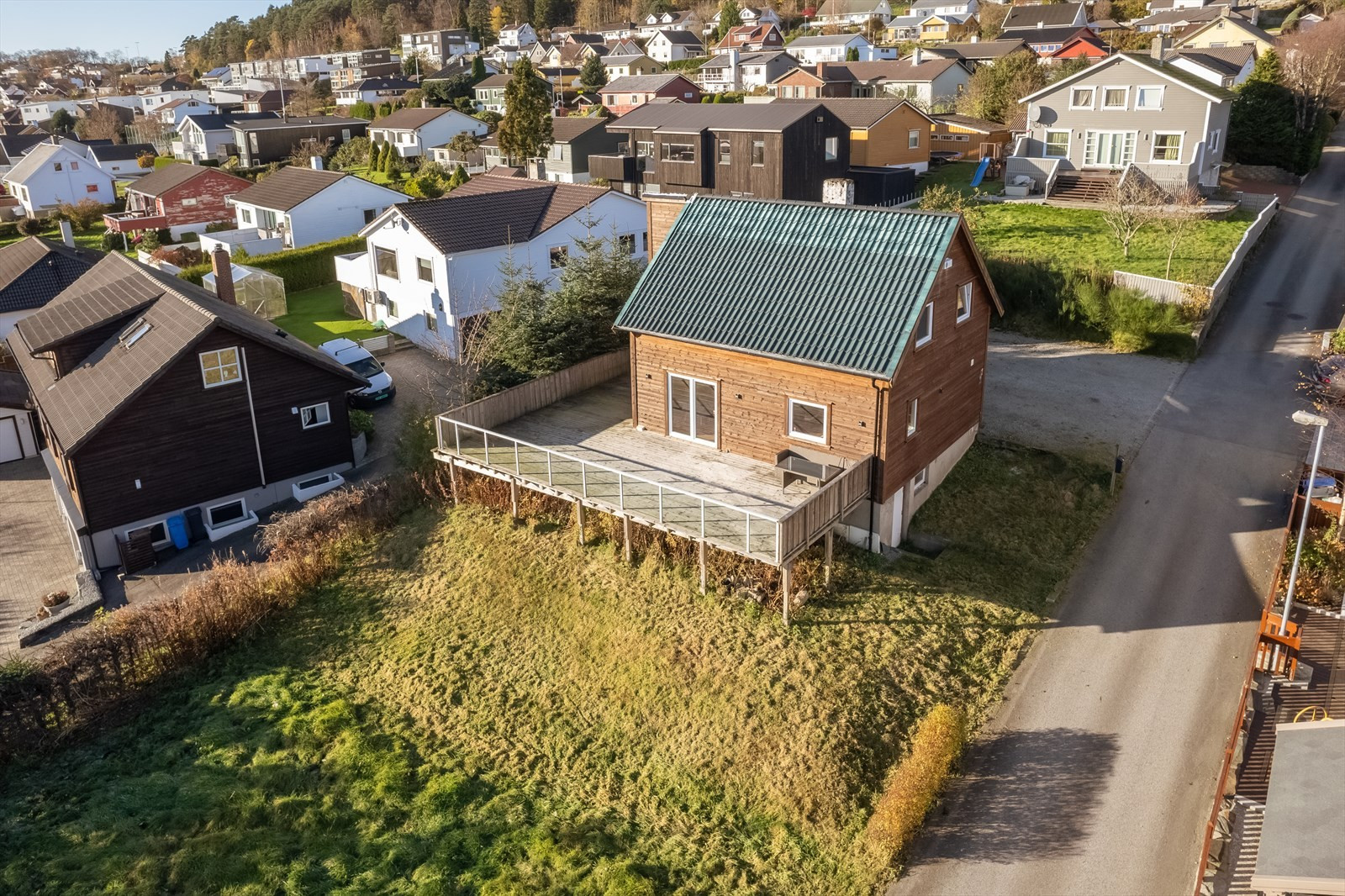 Enebolig med stor tomt i etablert område. Parkering i garasje samt stor gårdsrom.