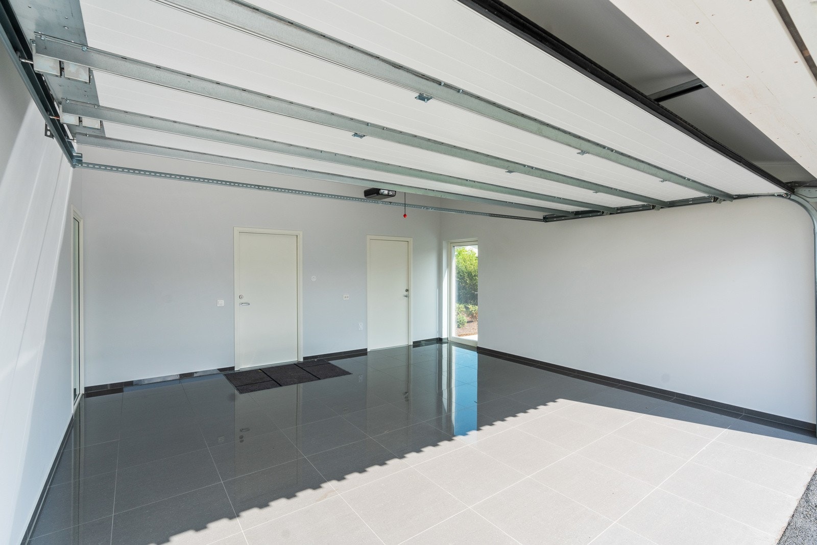 Dobbel garasje med aut. port og romslig bod i bakkant Galleribilde