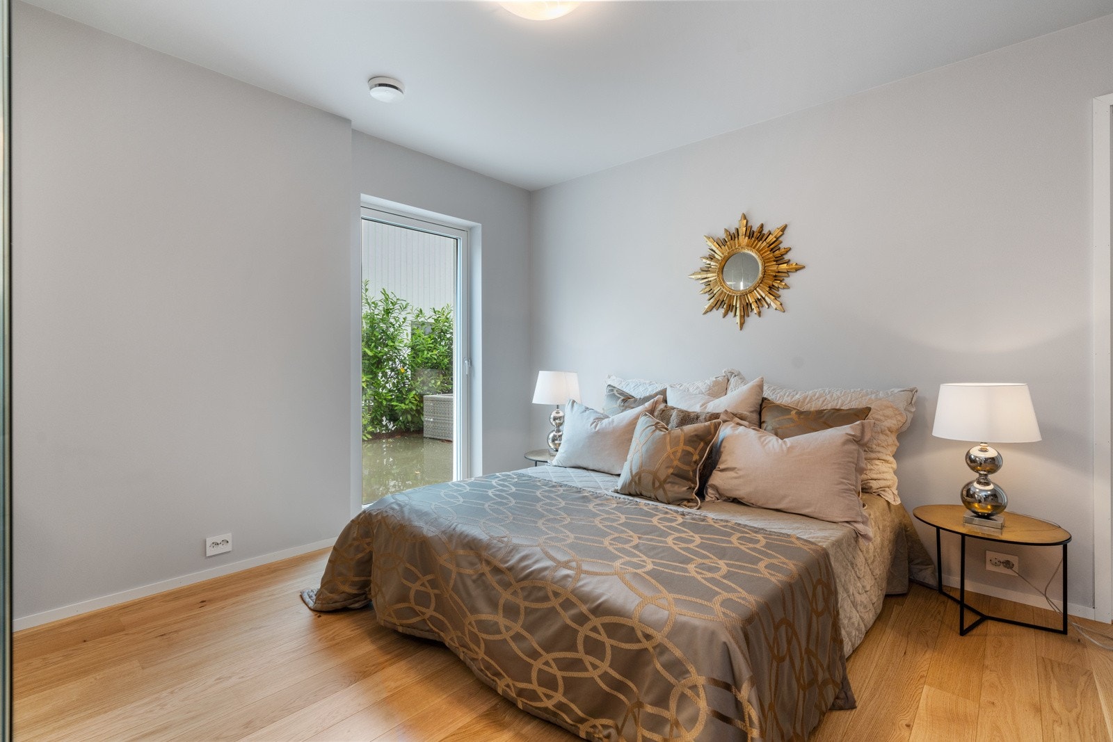 Hovedsoverom med garderobe og privat bad Galleribilde