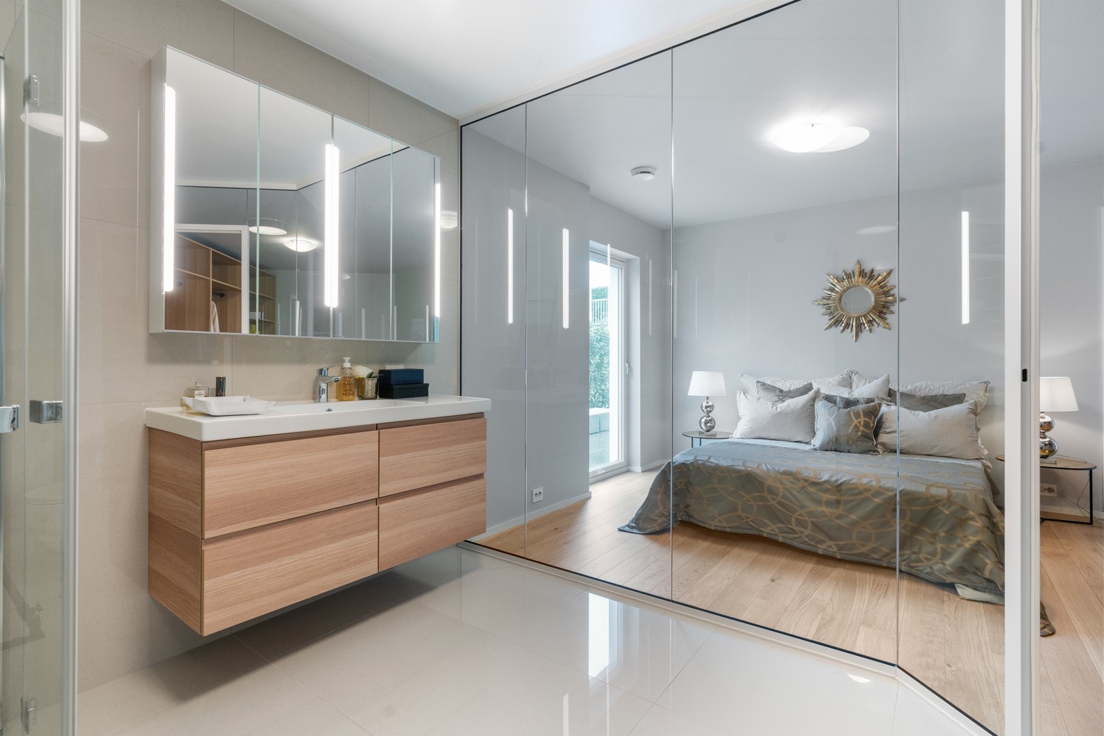 Hovedsoverom med garderobe og privat bad Galleribilde