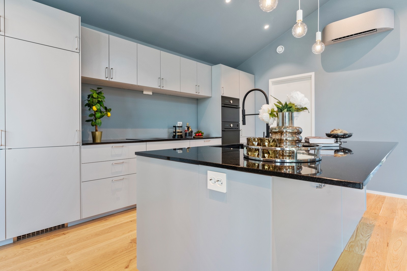 Lekkert kjøkken fra Ikea med granitt benkeplate Galleribilde