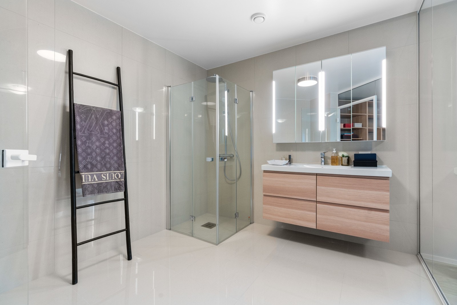 Hovedsoverom med garderobe og privat bad Galleribilde