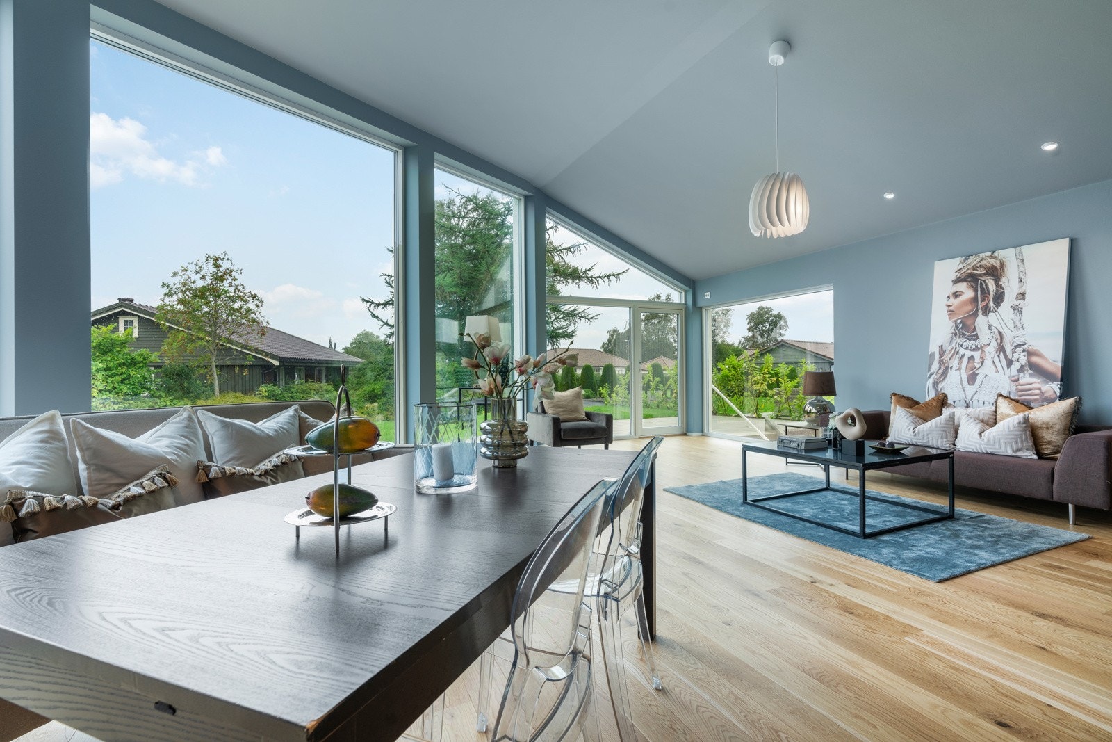 Store vindusflater gir rikelig med naturlig lys og god romfølelse Galleribilde