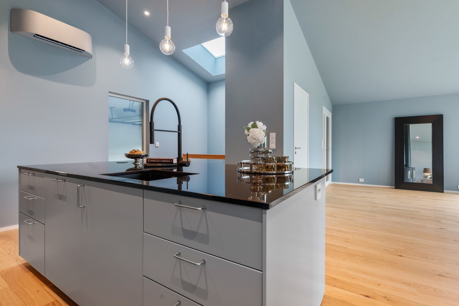 Funksjonell og romslig kjøkkenøy Galleribilde