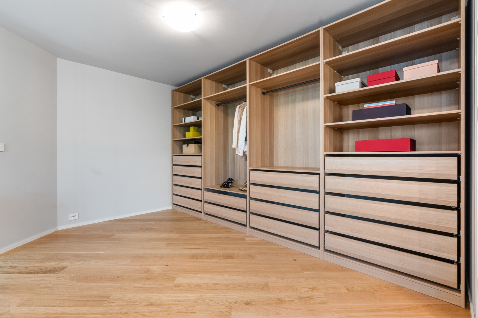 Hovedsoverom med garderobe og privat bad Galleribilde