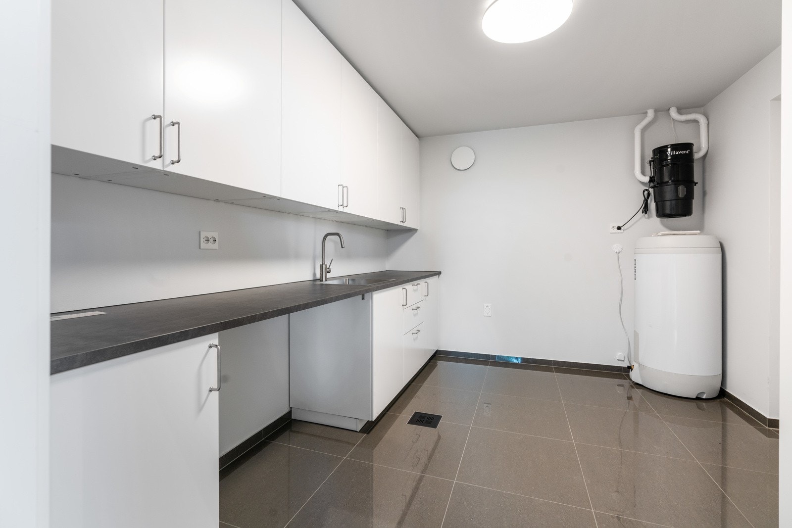 Bi-inngang/vaskerom med innredning og vask Galleribilde