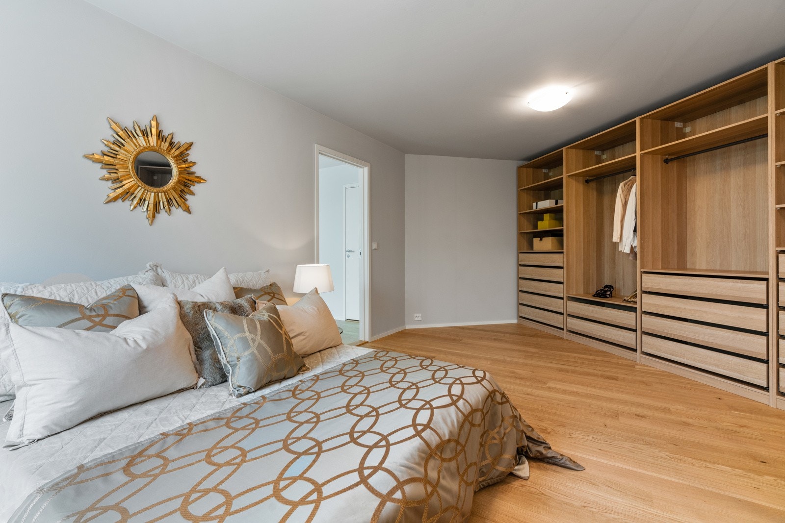 Hovedsoverom med garderobe og privat bad Galleribilde