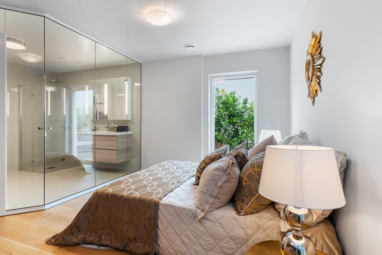 Hovedsoverom med garderobe og privat bad Galleribilde