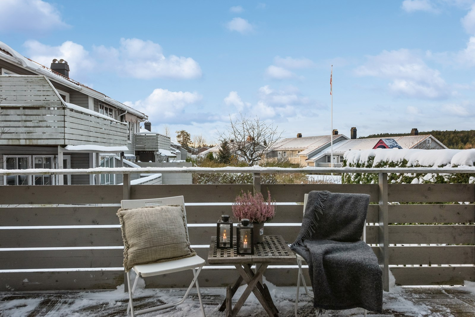 Oppussingsobjekt - Stor og lys 3-roms selveier med fin intern plassering - 2 terrasser - Garasje - Gjesteparkering