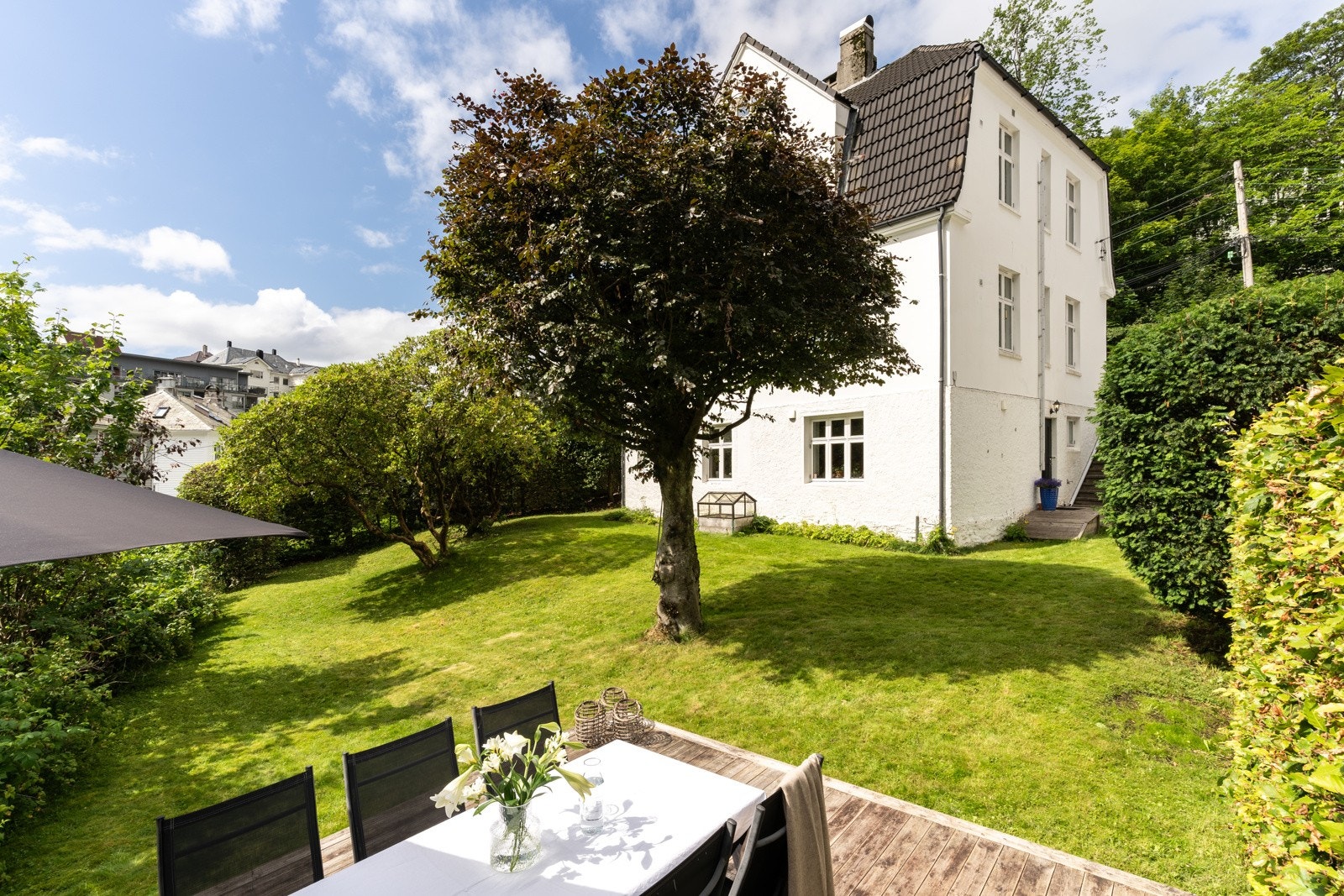 En delikat og moderne villaleilighet omkranset av nydelig natur og sjarm, fjernt fra byens larm. Galleribilde