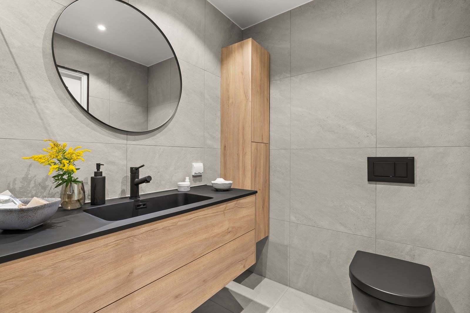 Servant med underskap, vegghengt wc og storformatflis. Galleribilde