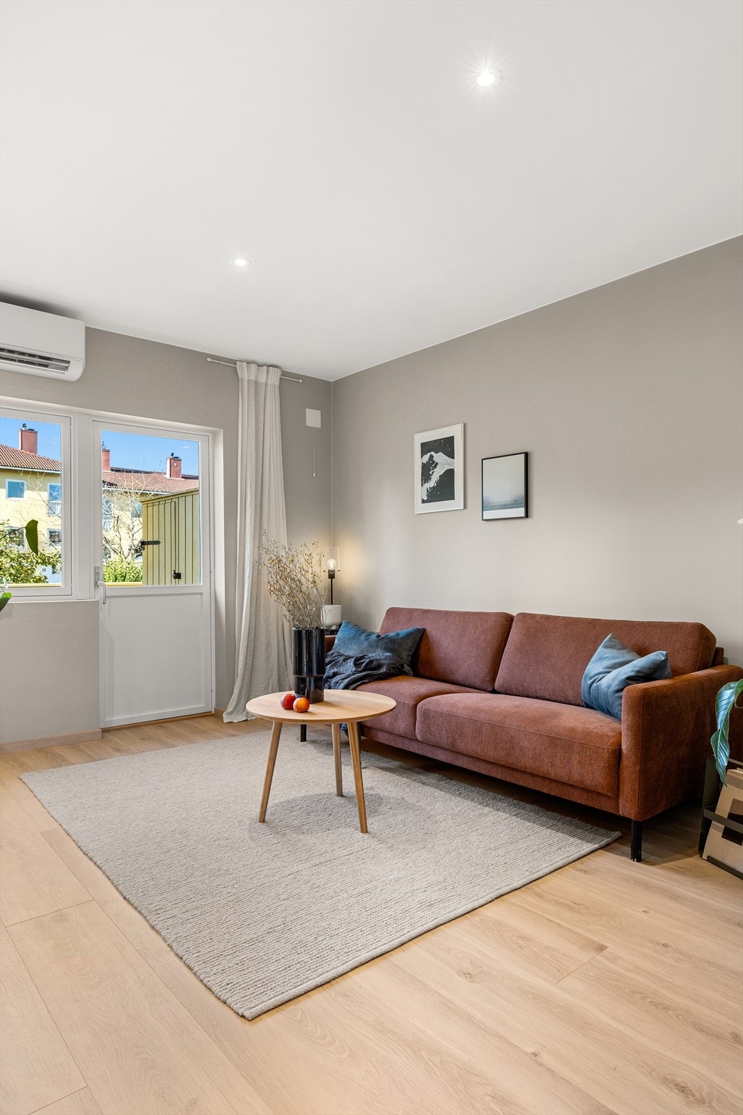 Store vindusflater på begge sider av etasjen gir godt med naturlig lys. Galleribilde