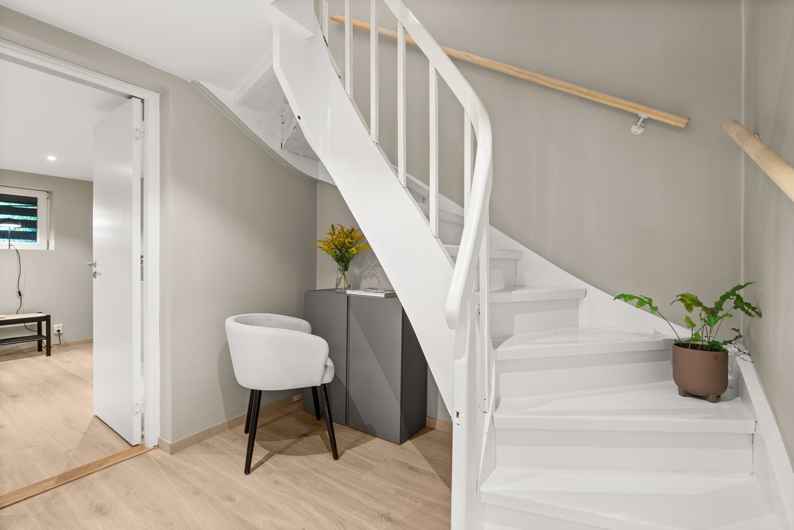 Trappegang med plass til oppbevaring under trapp. Galleribilde