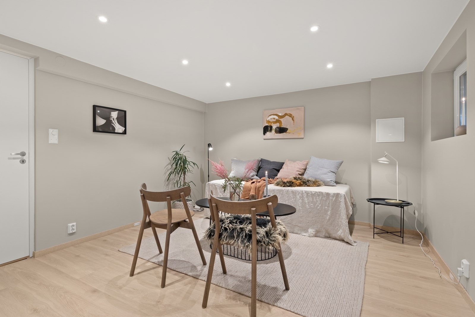 I kjellerstuen er det satt inn større vinduer og rommet er godkjent som stue/soverom hos Plan og Bygg. Galleribilde