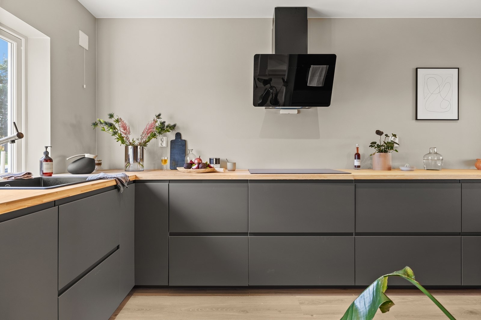 Meget tiltalende kjøkken med god skap- og benkeplass. Galleribilde