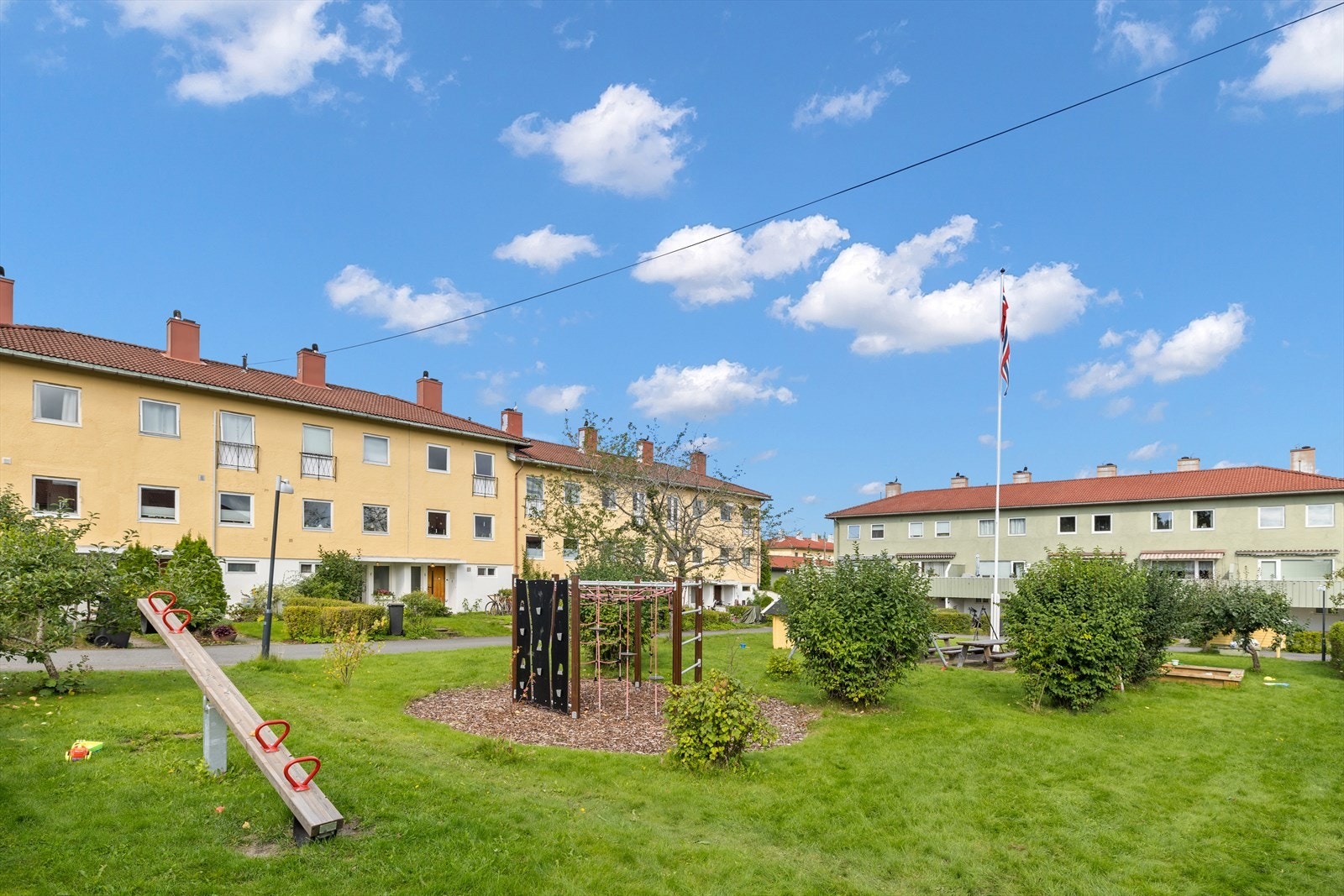 Fellesarealet er flott opparbeidet med div. aktivitetsmuligheter for barna og sittebenker for alle. Galleribilde