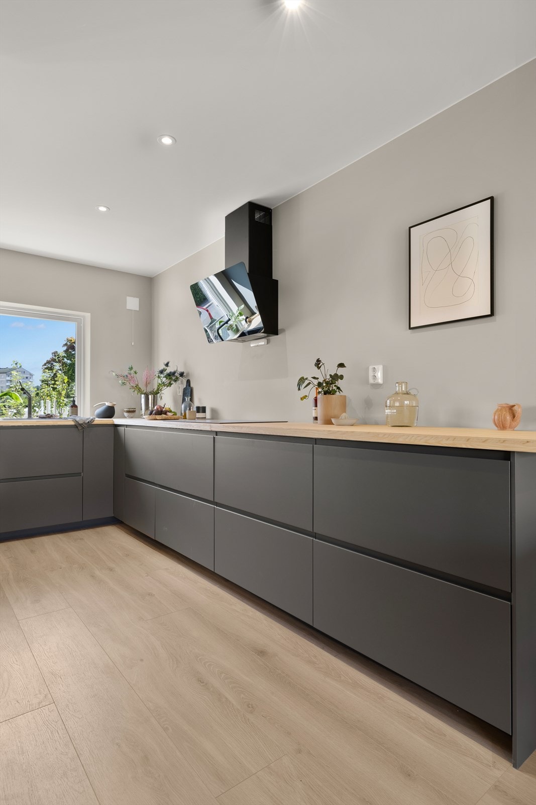 God oppbevaring- og benkeplass. Galleribilde