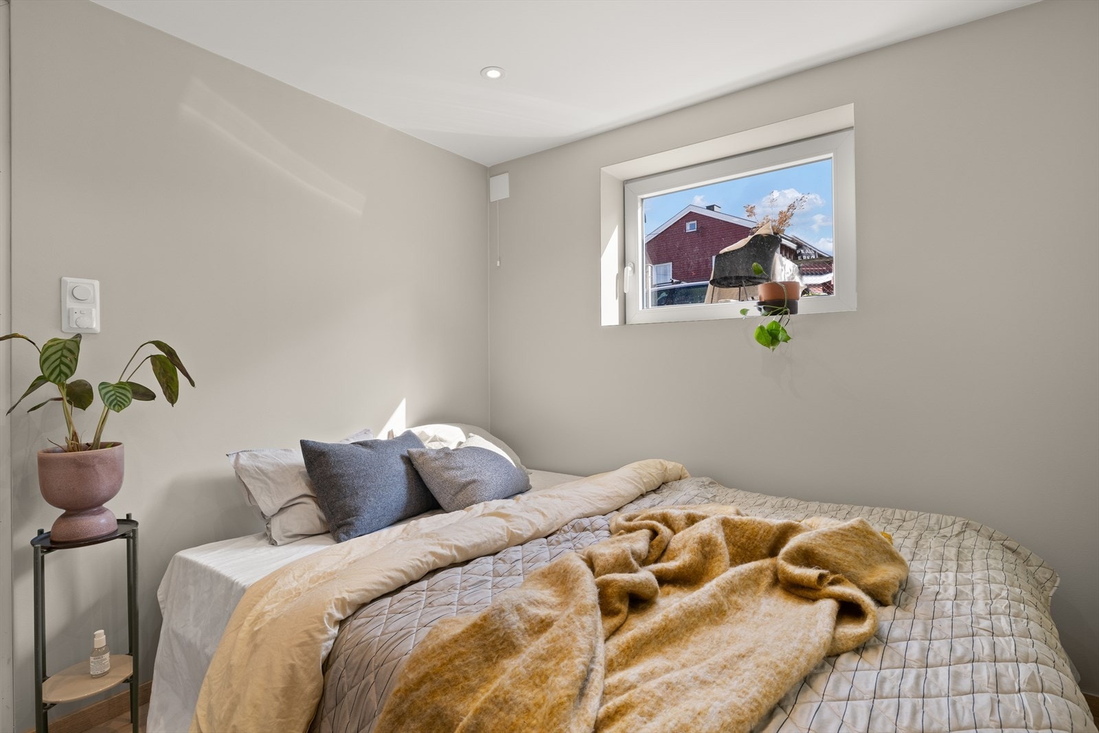 Det er satt inn større vindu og rommet er godkjent som soverom hos Plan og Bygg. Galleribilde