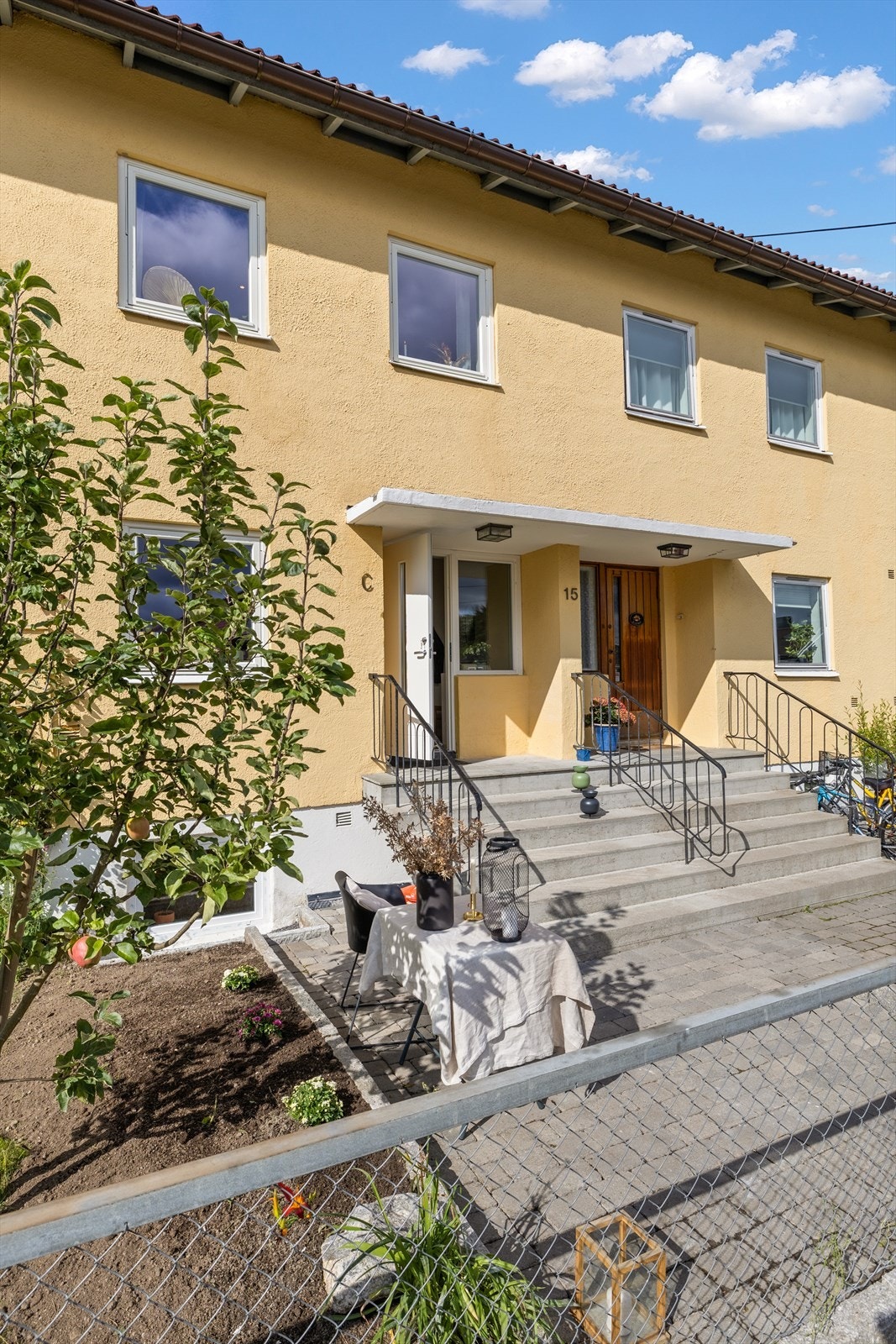 Inngangsparti belagt med belegningsstein. Galleribilde