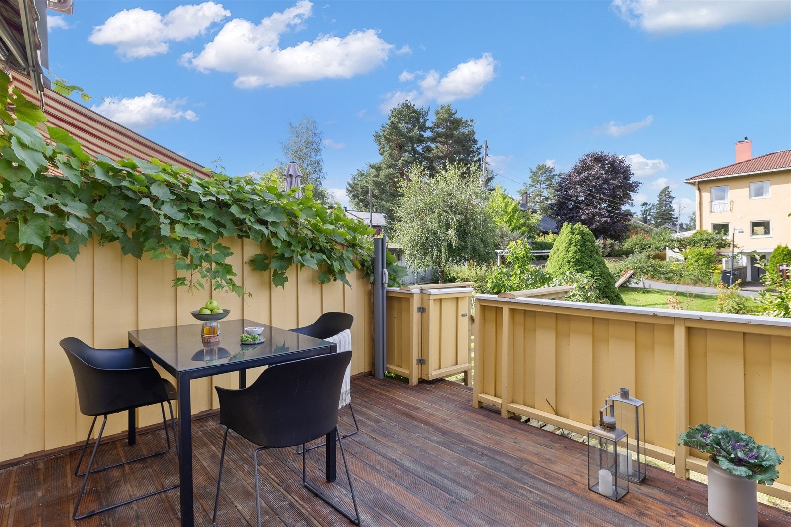 Terrassen har direkte adkomst til hagen. Galleribilde