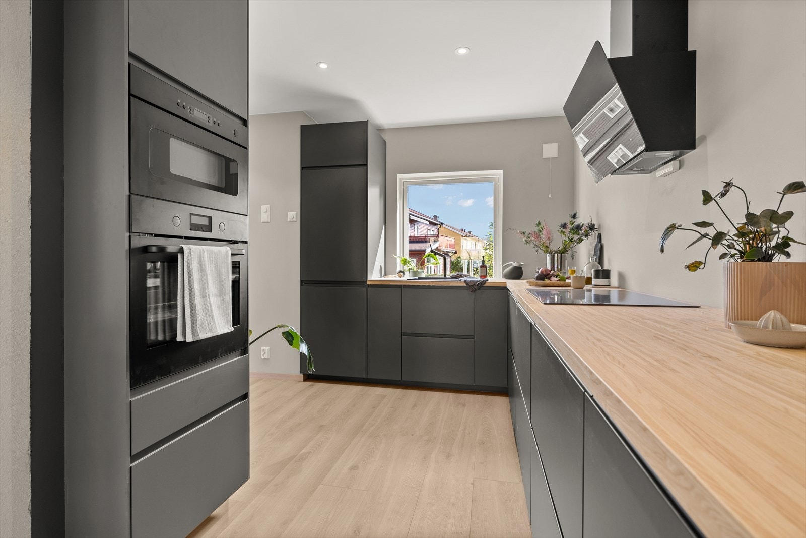 Nytt kjøkken i 2023 med integrerte hvitevarer. Galleribilde