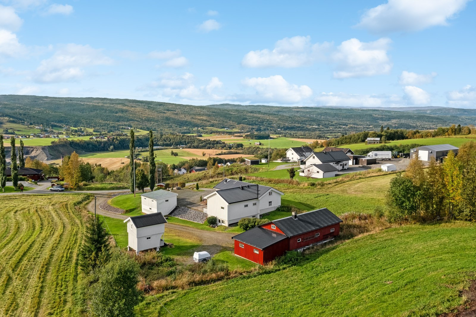 Meget velholdt og innholdsrik eiendom på Hyttbakken - NY PRIS -Tomt på 2184 kvm - Innredet loft og sokkeletg - Utsikt