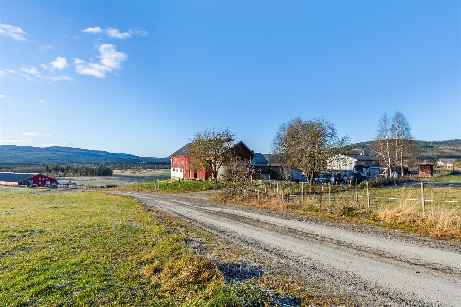 Ogndal - Småbruk med 2 bolighus (leieinntekter) og stort uthus/fjøs. Prisgunstig eiendom.