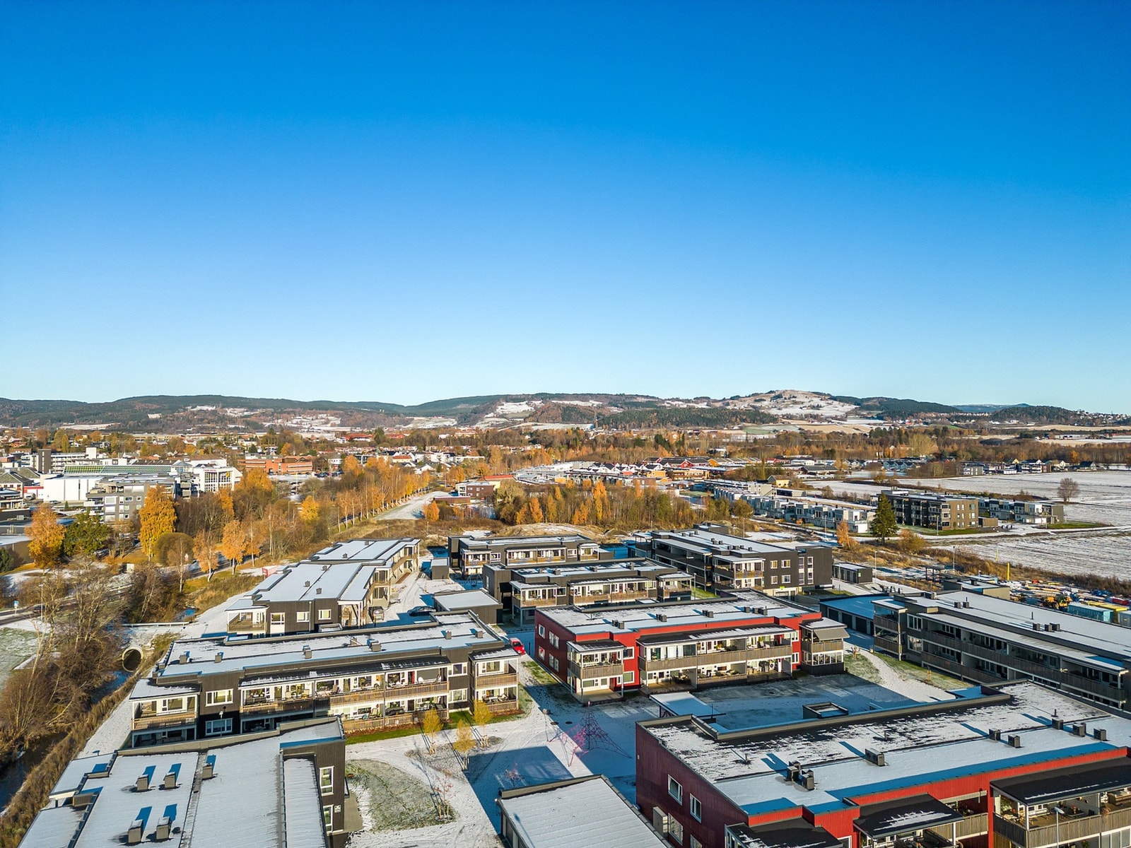 Nyere boligområde med leilighetsbebyggelse - kort veg inn til butikken. Galleribilde