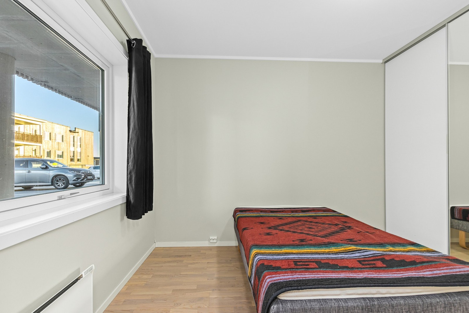 Soverom med skyvedørsgarderobe. Galleribilde