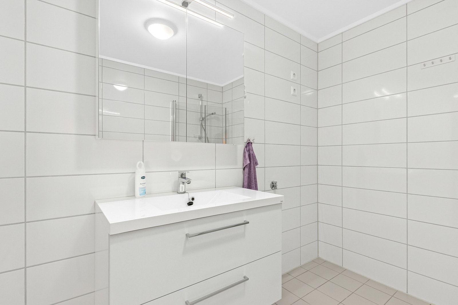 Mulighet for vaskemaskin og tørketrommel på siden. Galleribilde