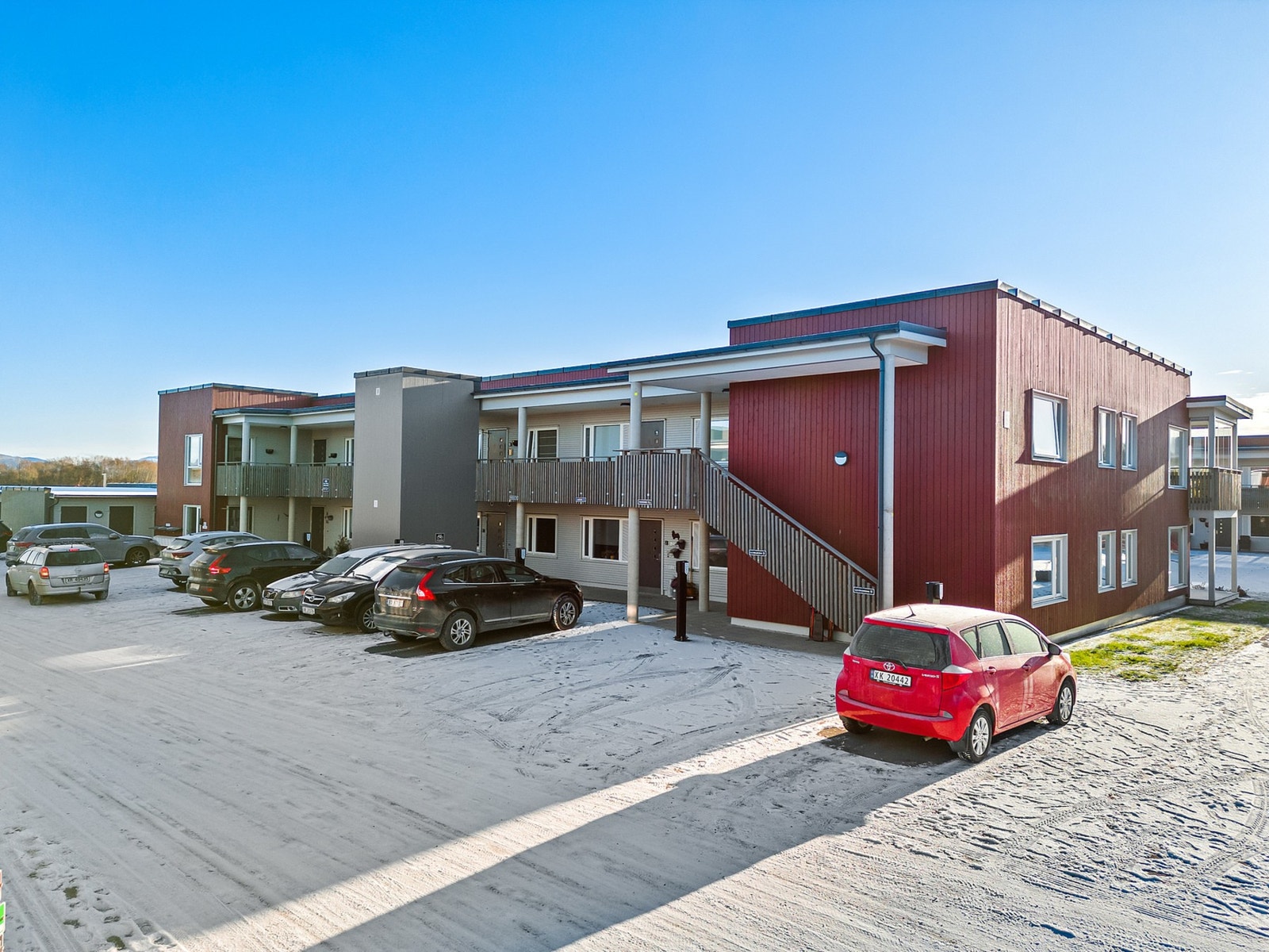 Utvendig parkering rett ved leiligheten. Galleribilde