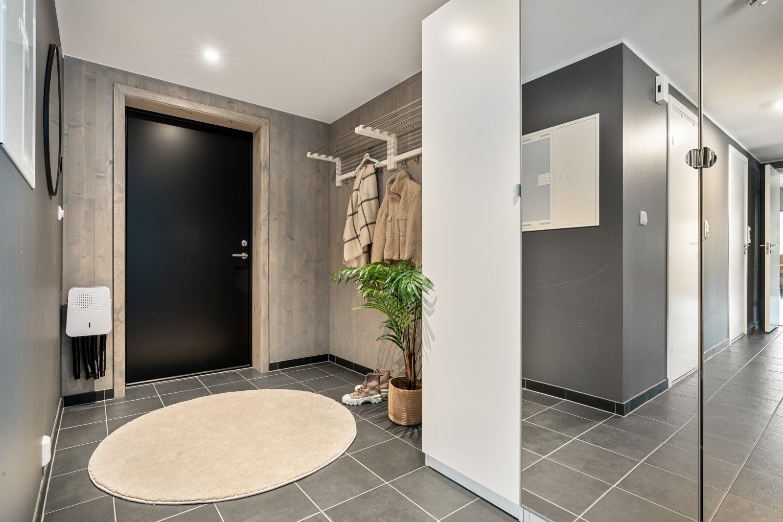 Romslig entré med flislagt gulv Galleribilde