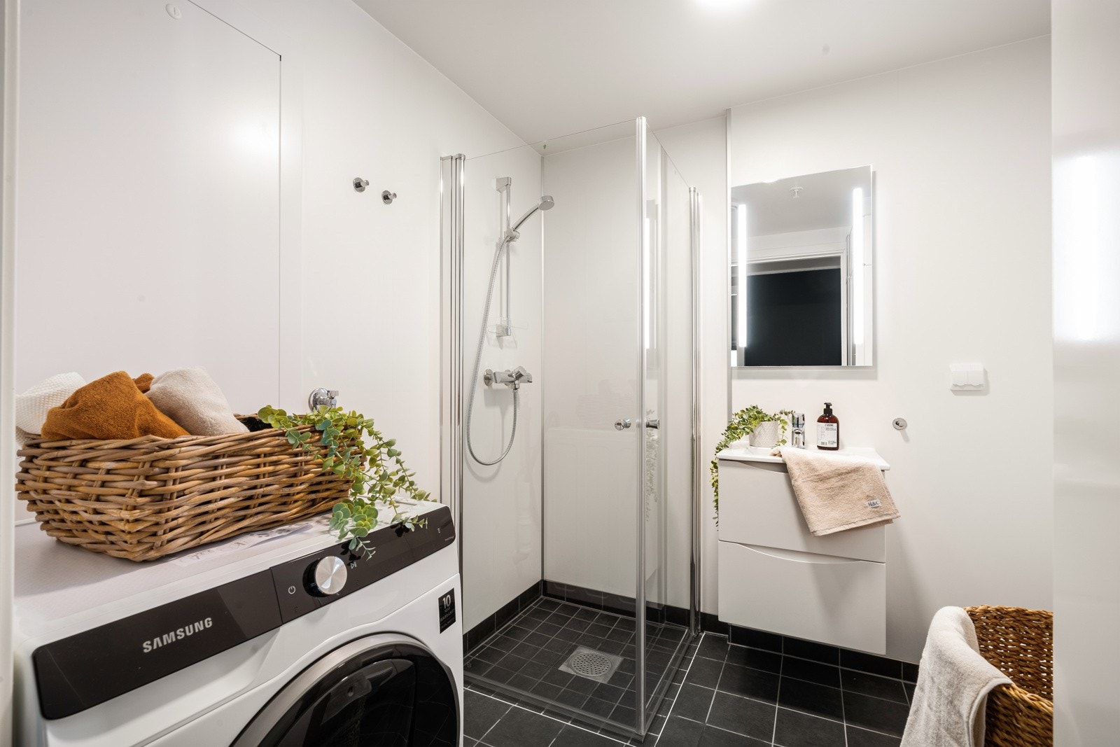 Alle leiligheter leveres med ekstra WC på vaskerommet Galleribilde