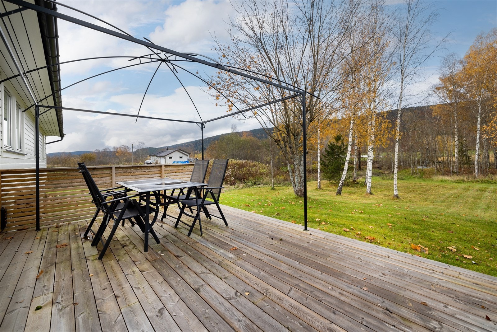 Tomten er opparbeidet med plen/grasbakke og gruset adkomst og gårdsplass. Galleribilde