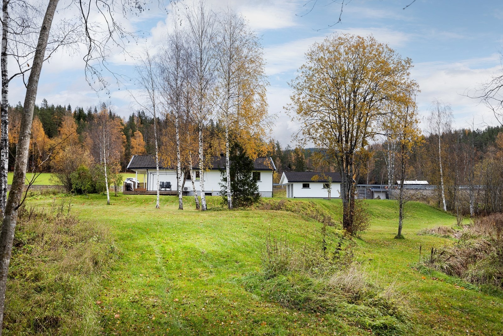 Åmot er distriktssenteret sør i Modum med skoler og et livlig handelssentrum med et godt utvalg av forretninger, caféer, apotek og bank. Galleribilde