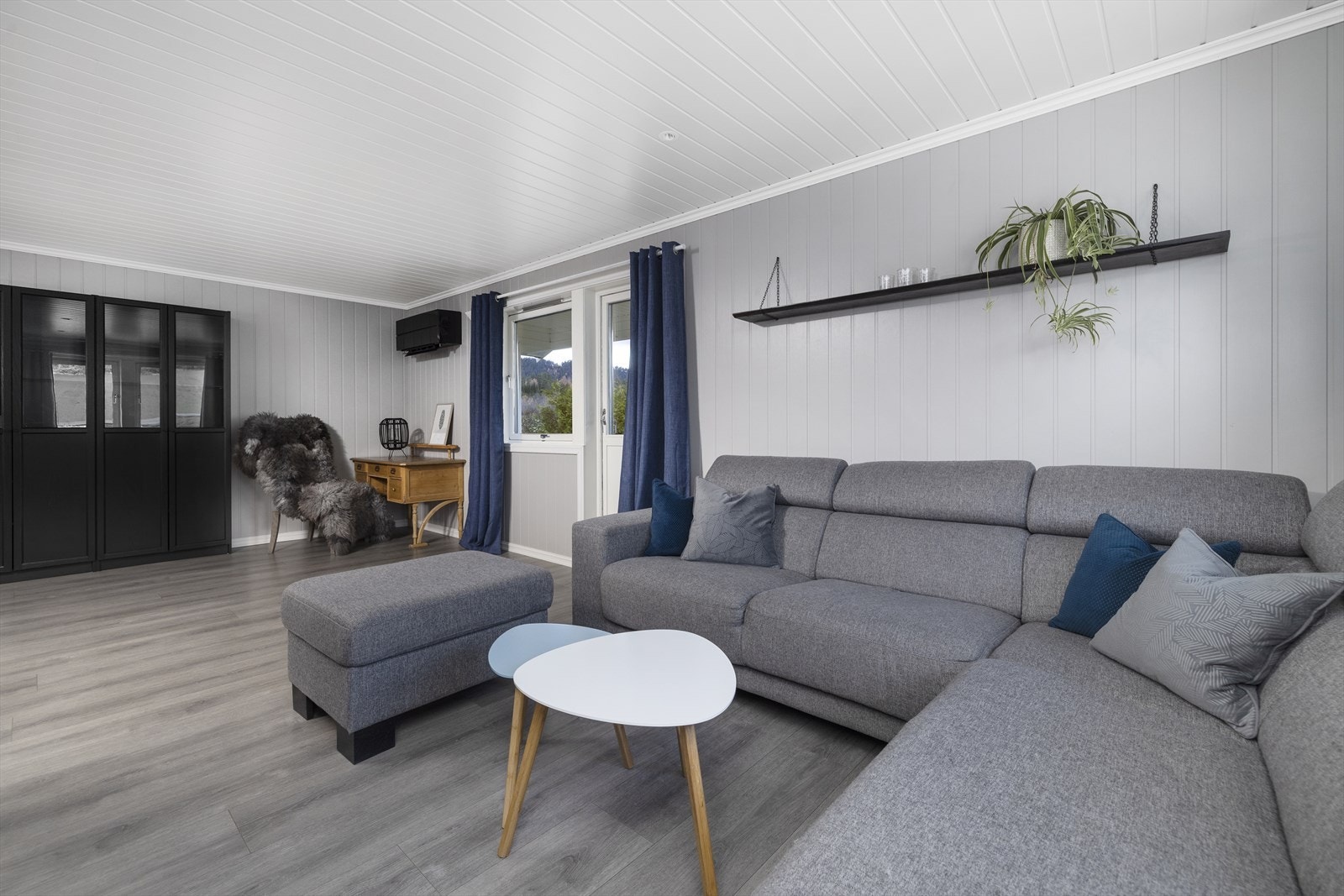 Stuen er romslig og har utgang til terrasse. Galleribilde