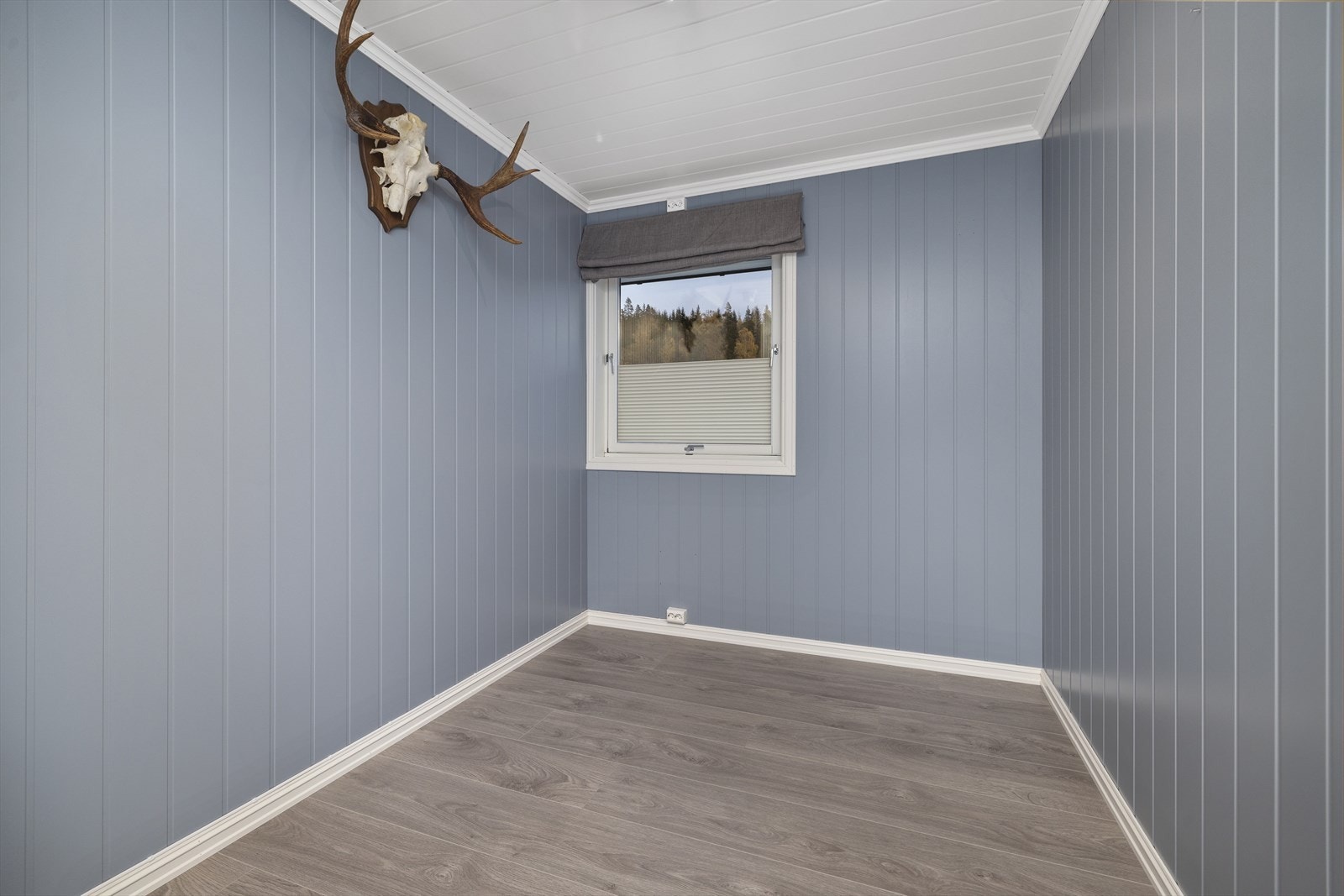 Soverom nr. 2 har laminat på gulv og panelplater på vegger og i tak. Galleribilde
