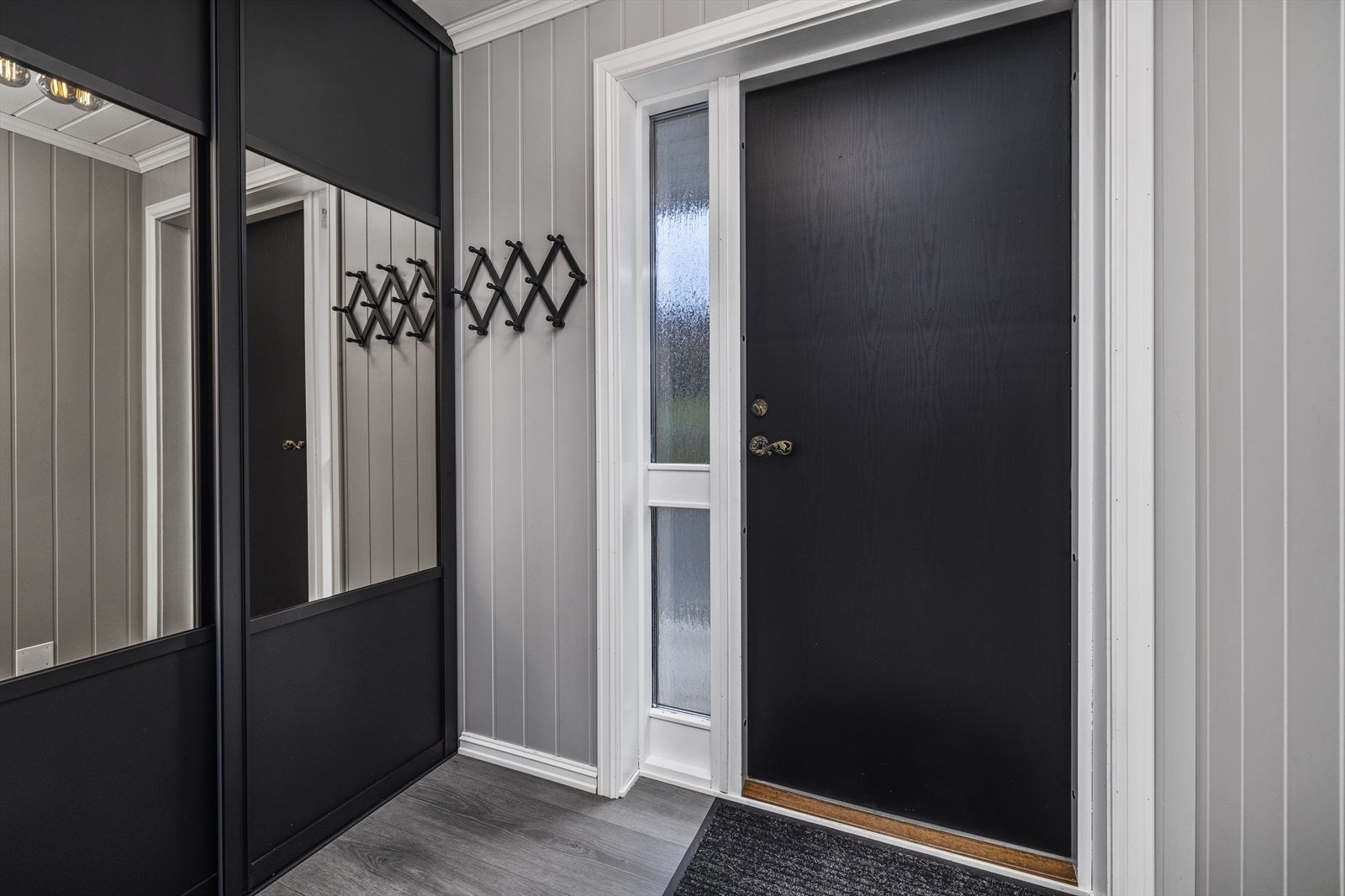 Velkommen inn! Entré har god plass til oppbevaring av yttertøy i skyvedørsgarderobe. Galleribilde