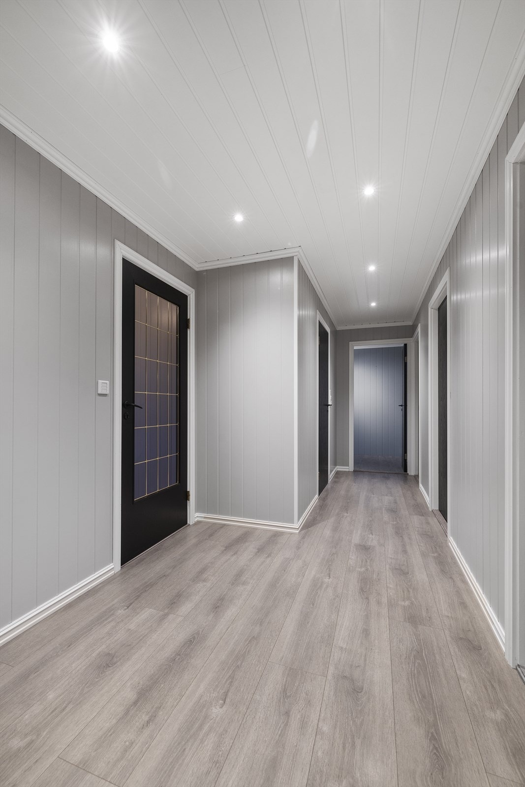 Fordelingsgang med nyere flater og downlights i tak. Galleribilde