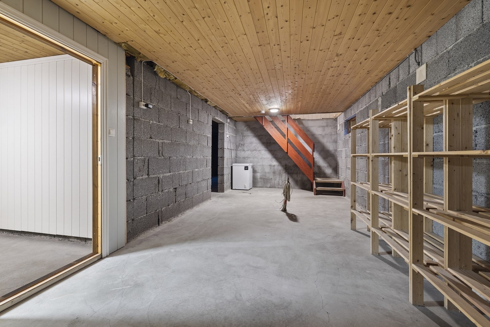Kjeller består av hobbyrom, teknisk rom og 3 kjellerrom. Galleribilde