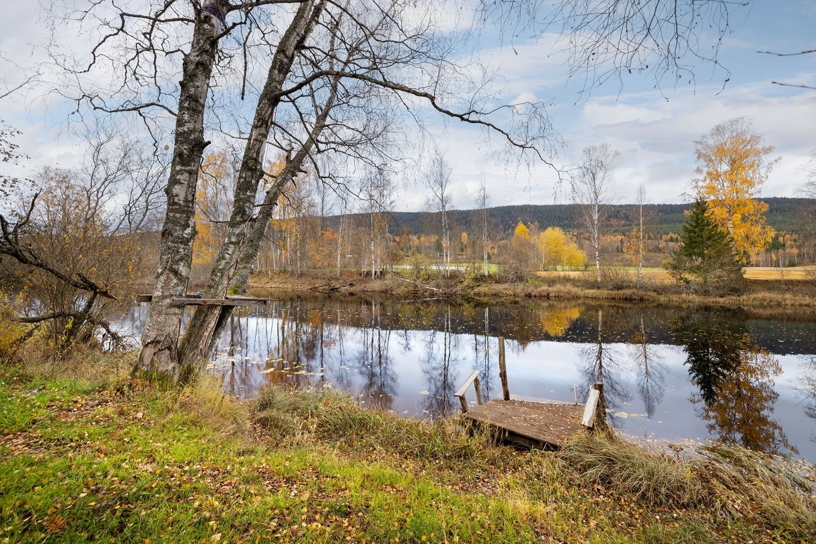 Boligen har nærhet til elva. Galleribilde