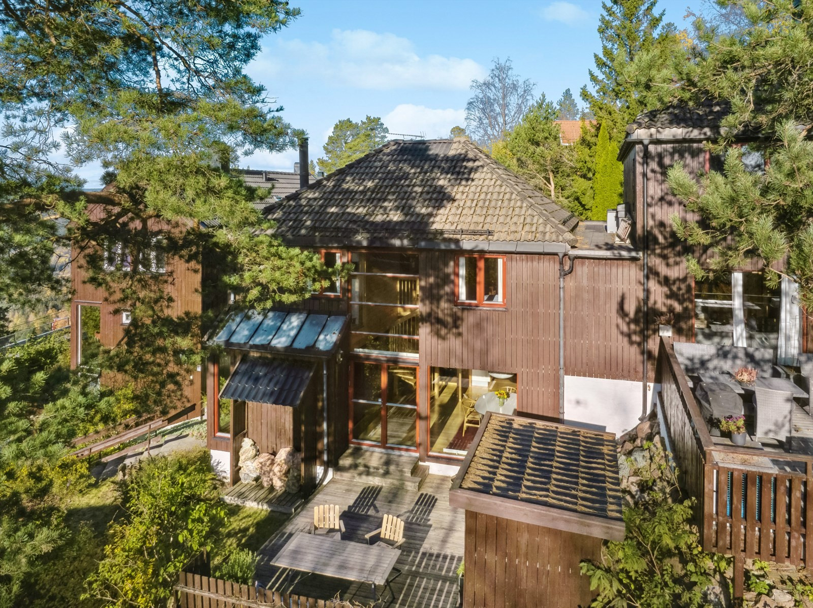 Sjarmerende, arkitekttegnet enebolig i kjede med nydelig, vestvendt utsikt. Stor terrasse og garasjeplass. Barnevennlig