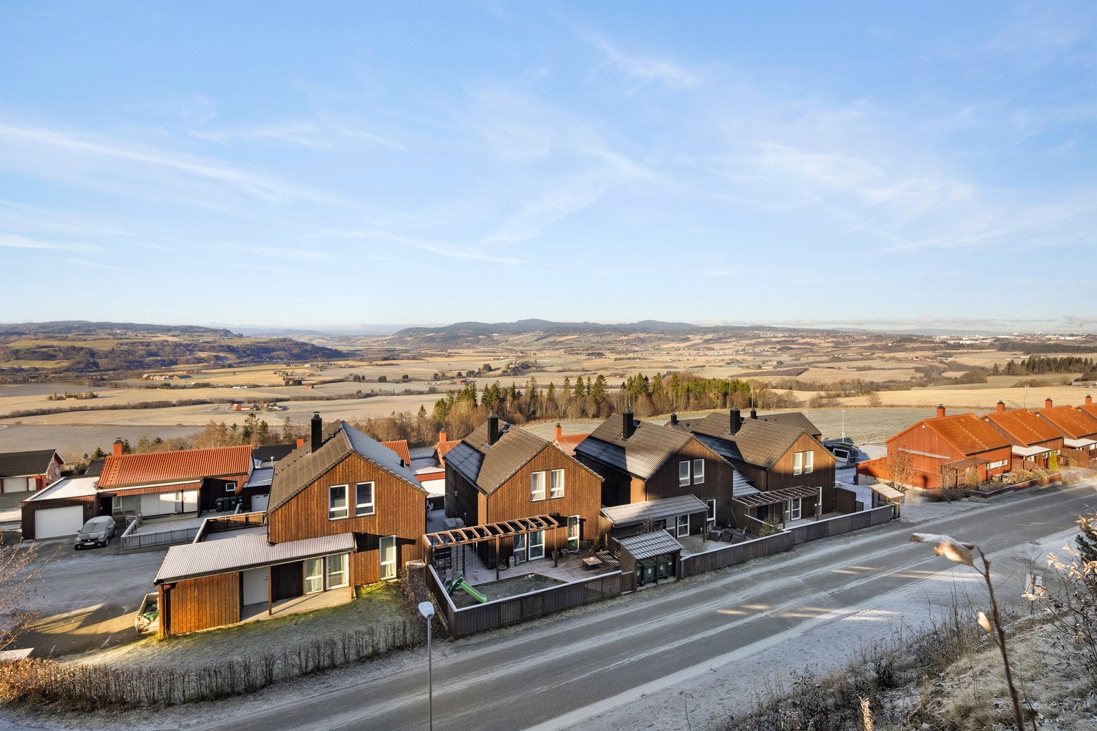 Etterspurt og barnevennlig område med kort avstand til Løvset barnehage, ballbinge, lekeplasser og Vassfjellets fantastiske turløyper. Velkommen til visning! Galleribilde
