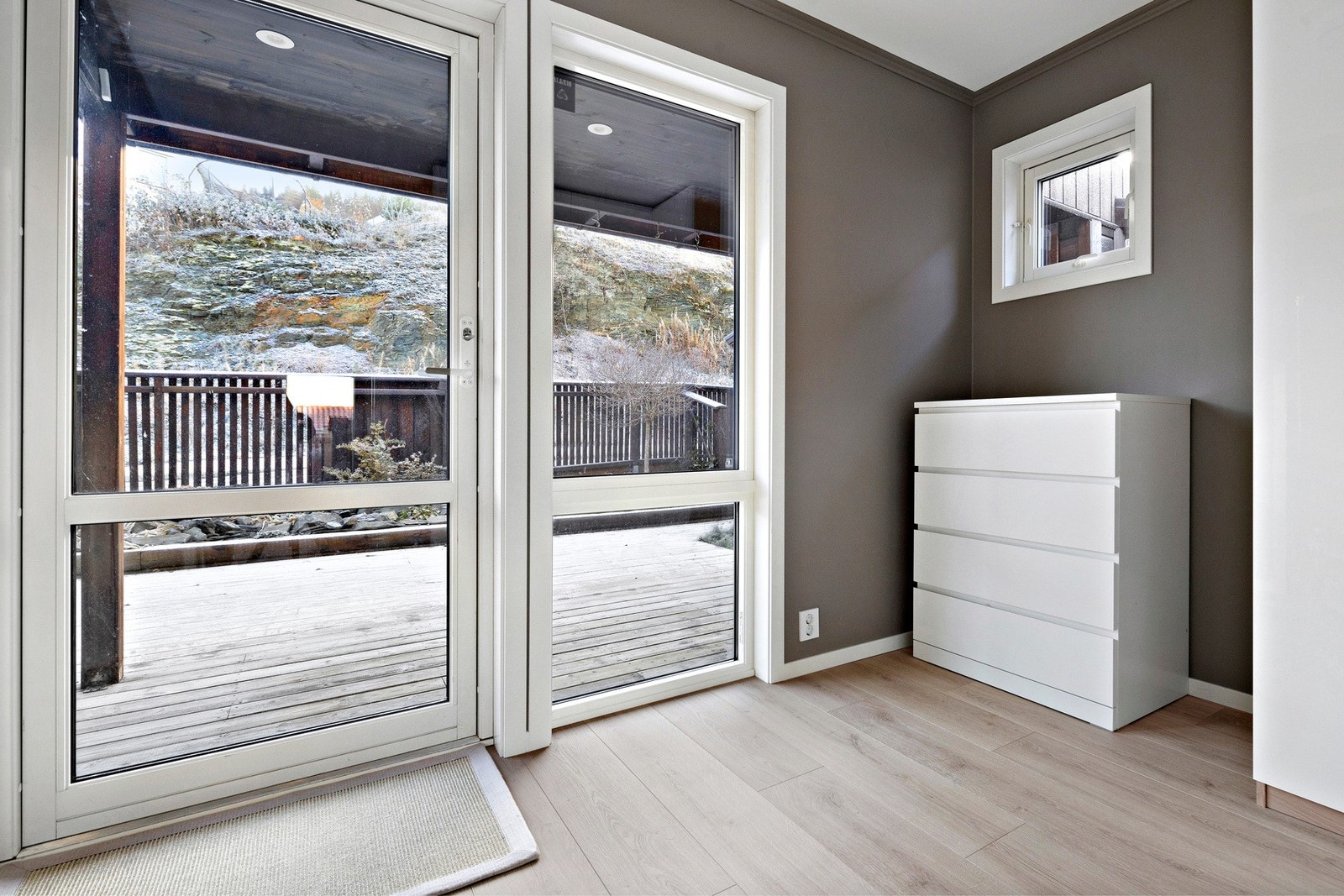 I hovedetasjen finner du to rom som fint kan brukes som soverom, eller soverom med walk-in closet. Fra det ene rommet er det utgang til terrasse Galleribilde