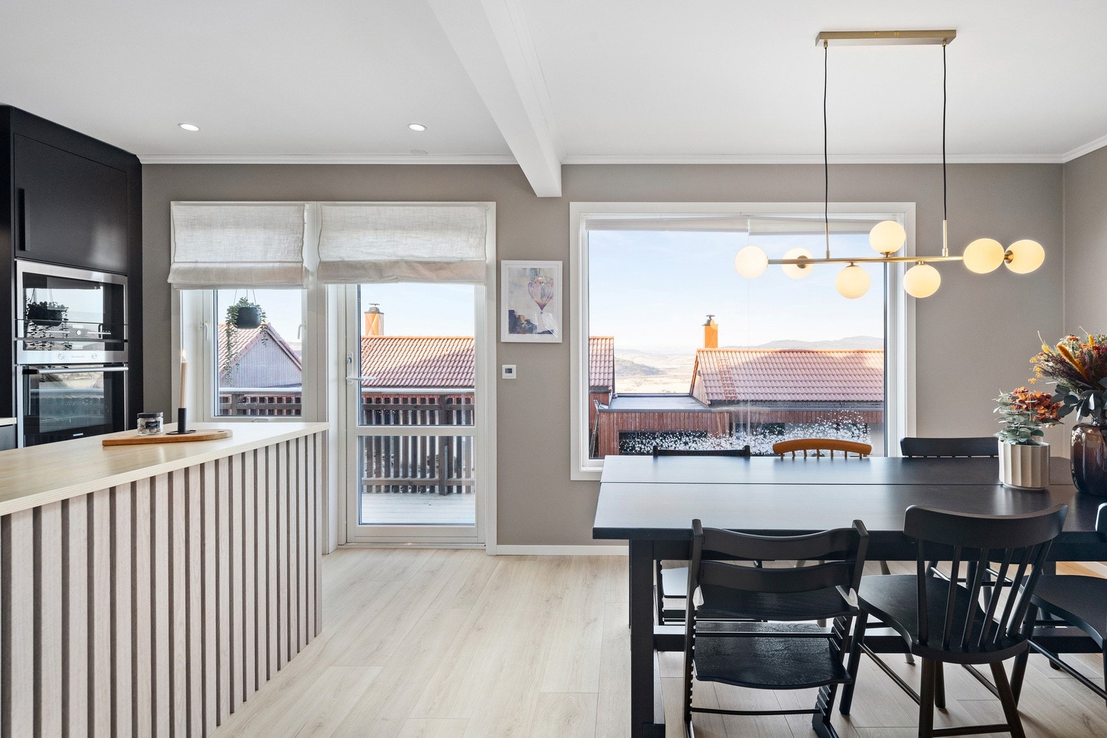 Fra stua har du utgang til solrik terrasse Galleribilde