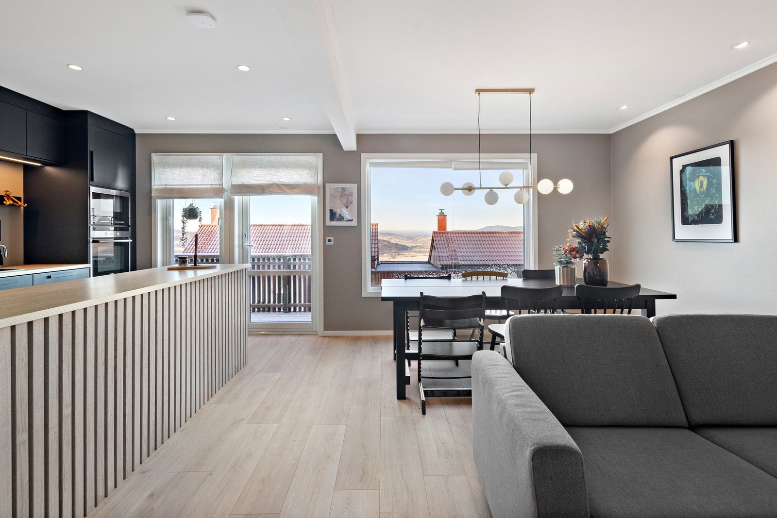 Stuen er modernisert i senere tid med bl.a downlights i himling og en-stavs laminatgulv med gulvvarme. Lys og varme er tilkoblet SG smart for styring Galleribilde