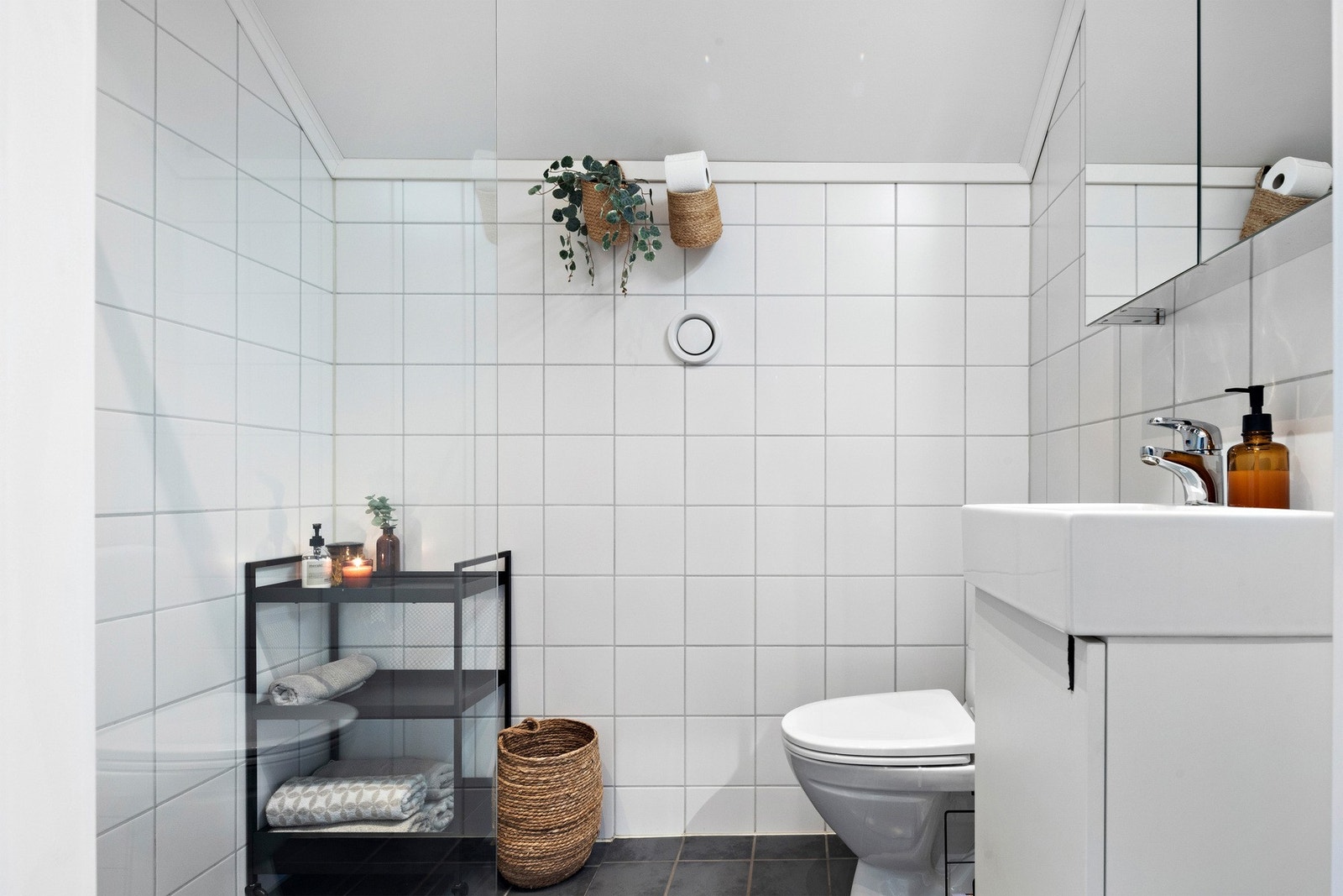 Bad med toalett og regndusj Galleribilde