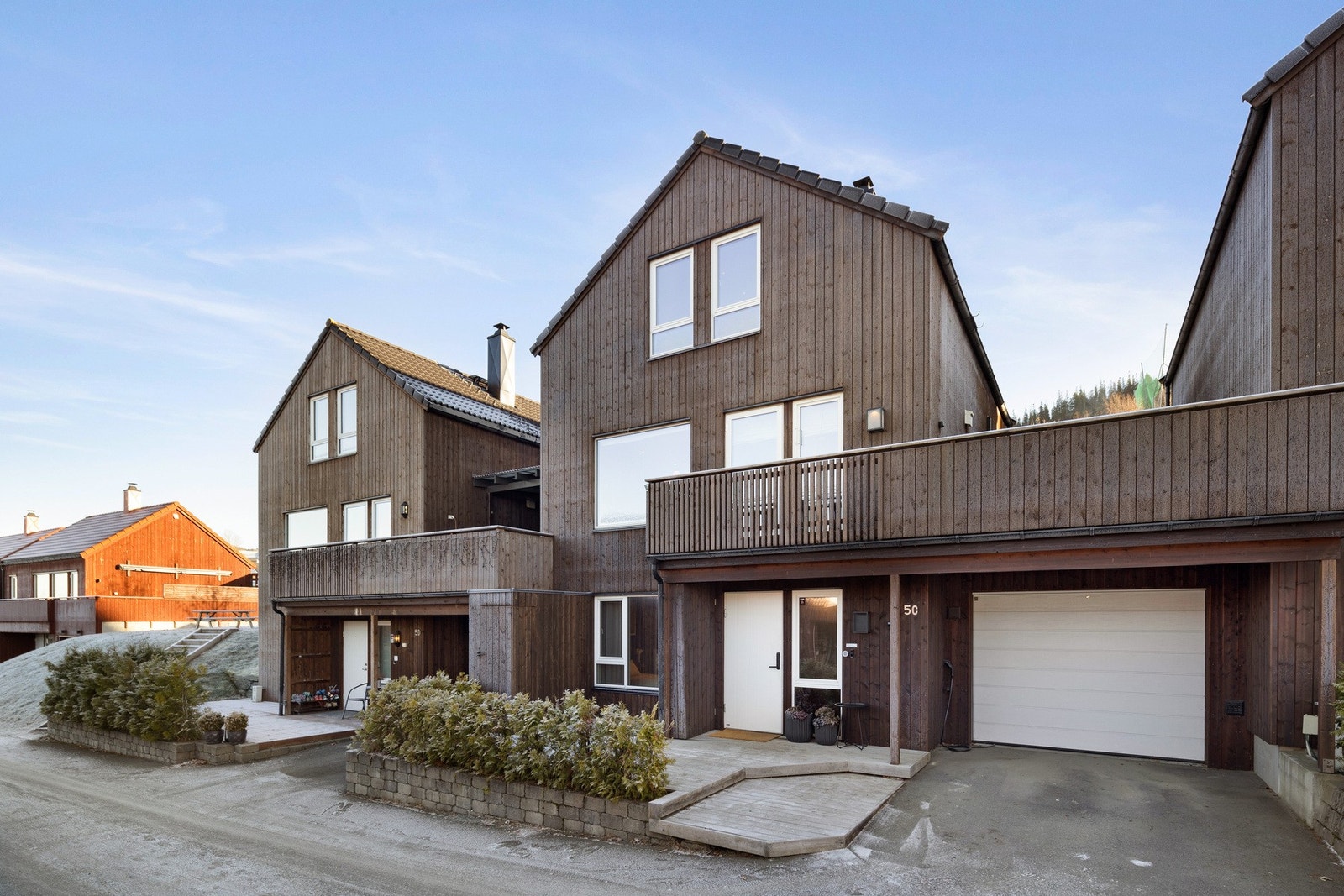 Velkommen til lekker enebolig i et etterspurt område på Løvset. Boligen har en svært innholdsrik planløsning med bl.a 5 soverom og 2 bad. Galleribilde